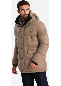 Długa męska kurtka puffer z zapinanymi kieszeniami – brązowa V2 OM-JALJ-0186 ombre - kod rabatowy