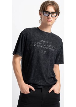 Czarny t-shirt z efektem acid wash z nadrukiem z przodu, kolor - srebrny, Young Reporter - kod rabatowy