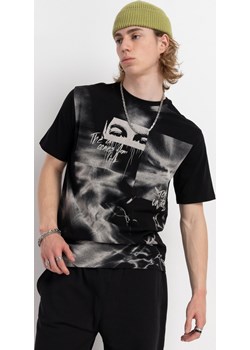 Czarny t-shirt z autorską grafiką z przodu, rozmiar - 170, kolor - czarny Young Reporter - kod rabatowy