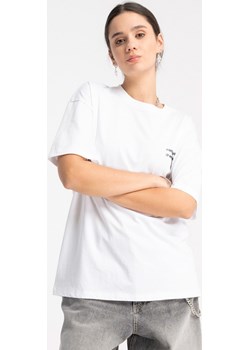 Biały t-shirt z autorską grafiką w kontrastowym kolorze z tyłu, kolor - biały, Young Reporter - kod rabatowy