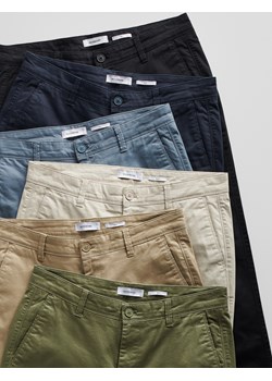 Reserved - Spodnie chino regular fit - czarny Reserved Reserved - kod rabatowy