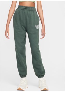 Dziewczęce spodnie o luźnym kroju Nike Sportswear Club Fleece - Zieleń Nike promocja Nike poland - kod rabatowy