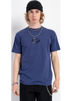 Granatowy t-shirt z minimalistyczną grafiką z przodu, rozmiar - 170, kolor - Young Reporter - kod rabatowy