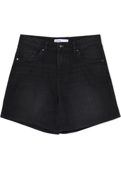 Cropp - Czarne jeansowe bermudy z efektem sprania - czarny Cropp Cropp - kod rabatowy