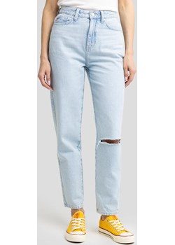 Jeansy damskie mom jeans z dziurą jasnoniebieskie Silla 122 Big Star - kod rabatowy