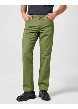 WRANGLER MĘSKIE SPODNIE MATERIAŁOWE TEXAS DUSTY OLIVE 112358215 W121018011 Wrangler promocyjna cena YouNeedit.pl - kod rabatowy