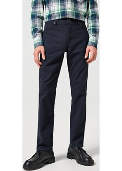 WRANGLER GREENSBORO MĘSKIE SPODNIE MATERIAŁOWE MATERIAŁ CHINO DARK NAVY Wrangler okazja YouNeedit.pl - kod rabatowy
