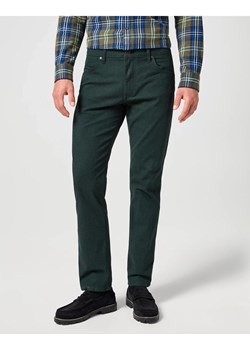 WRANGLER GREENSBORO MĘSKIE SPODNIE MATERIAŁOWE MATERIAŁ CHINO SCARAB 112358920 Wrangler YouNeedit.pl promocja - kod rabatowy