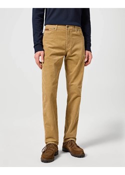 WRANGLER MĘSKIE SPODNIE MATERIAŁOWE TEXAS SLIM TIGERS EYE 112358039 W12S015733 Wrangler YouNeedit.pl wyprzedaż - kod rabatowy