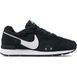 Buty sportowe damskie Nike sznurowane zamszowe czarne na płaskiej podeszwie  - zdjęcie produktu