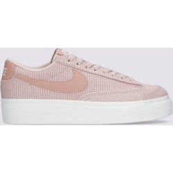 Buty sportowe damskie Nike sznurowane różowe płaskie  - zdjęcie produktu