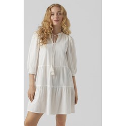 Sukienka biała Vero Moda z długimi rękawami oversize'owa mini  - zdjęcie produktu