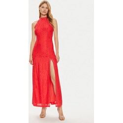 Sukienka Guess czerwona z okrągłym dekoltem prosta maxi  - zdjęcie produktu