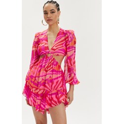 Sukienka Nissa różowa w serek mini z długim rękawem casual  - zdjęcie produktu