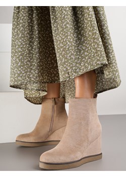 Ciemnobeżowe Botki na Koturnie Selleri promocja born2be.pl - kod rabatowy