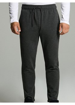 Sinsay - Spodnie dresowe ze strukturalnej dzianiny - czarny Sinsay Sinsay - kod rabatowy