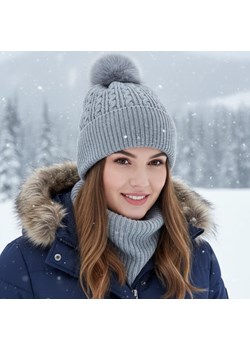 Damska czapka zimowa z pomponem szara ST-564C Stylion okazyjna cena Stylion - kod rabatowy