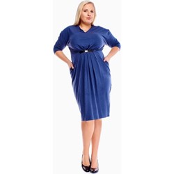 Sukienka granatowa Fokus z kryształkiem  biznesowa midi dla puszystych z długim rękawem  - zdjęcie produktu