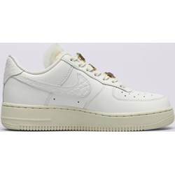 Buty sportowe damskie Nike air force na płaskiej podeszwie wiązane białe  - zdjęcie produktu