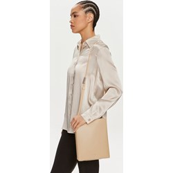 Listonoszka Calvin Klein średnia na ramię matowa  - zdjęcie produktu