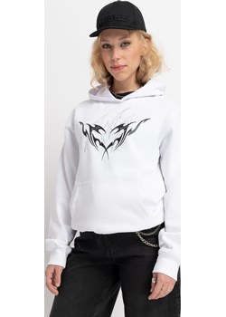 Biała bluza z kapturem z kontrastową grafiką z przodu, kolor - biały, rozmiar - Young Reporter - kod rabatowy