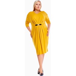 Sukienka Fokus z długimi rękawami żółta z okrągłym dekoltem midi  - zdjęcie produktu