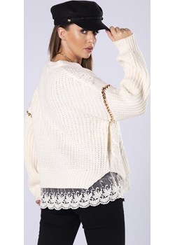 Oversize'owy sweter z koronkową lamówką i ozdobnymi łańcuchami Candivia 2020 - kod rabatowy