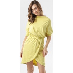 Żółta sukienka Born2be z okrągłym dekoltem casualowa asymetryczna  - zdjęcie produktu