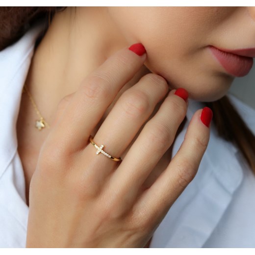 Złoty pierścionek krzyżyk z cyrkoniami- srebro 925 pozłacane 11 (16mm) Coccola 11 (16mm) coccola.pl