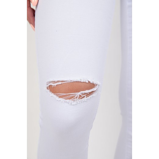 Białe przylegające spodnie z rozcięciami na kolanach Olika L wyprzedaż olika.com.pl