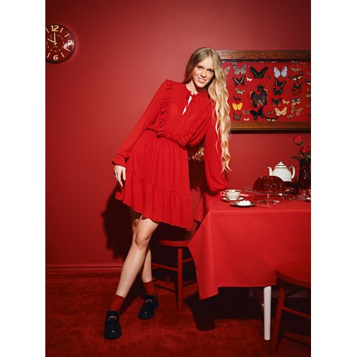 House - Elegancka sukienka z żabotem - Czerwony House S House