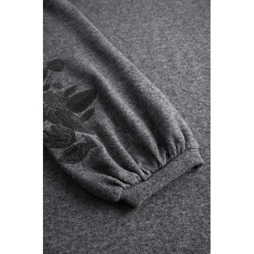 Sweter z haftem S orsay.com
