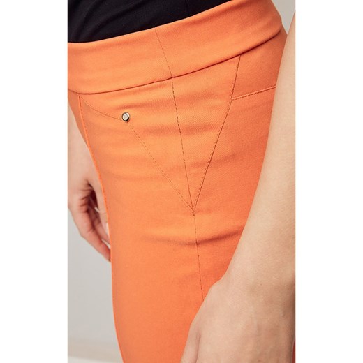 Wygodne spodnie Nika długości 7/8 z elastycznej tkaniny w kolorze pomarańczowym Kaskada 40 sklepcdn.pl