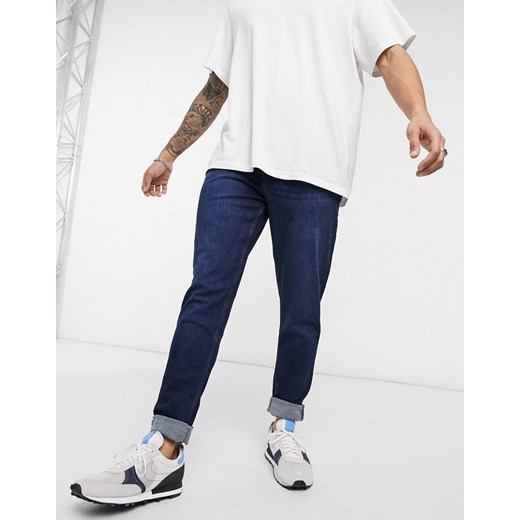 LDN DNM – Jeansy marchewki w kolorze ciemnego indygo z efektem sprania-Niebieski Ldn Dnm 32" Short wyprzedaż Asos Poland