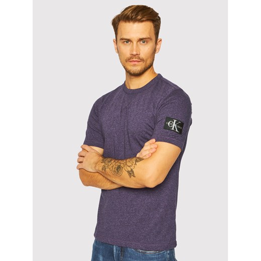Calvin Klein Jeans T-Shirt Monogram Badge J30J316597 Fioletowy Regular Fit L promocyjna cena MODIVO