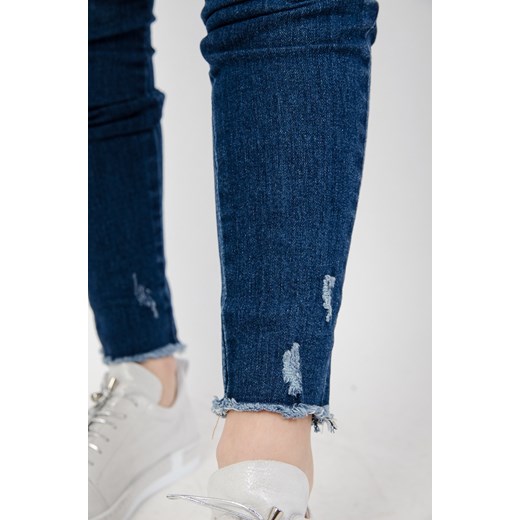 Spodnie jeansowe z przetarciami oraz szarpaną nogawką Olika S olika.com.pl
