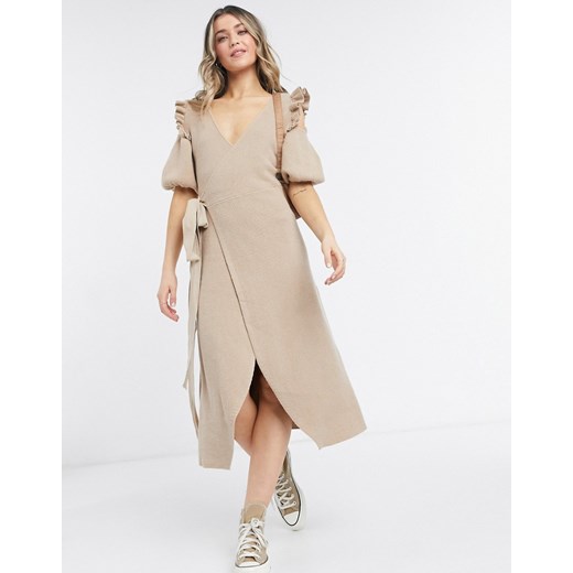 Never Fully Dressed – Camelowa sukienka kopertowa midi z dzianiny z falbankami i wycięciami na ramionach-Brązowy Never Fully Dressed 40 Asos Poland