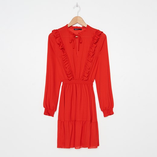 House - Elegancka sukienka z żabotem - Czerwony House S promocja House