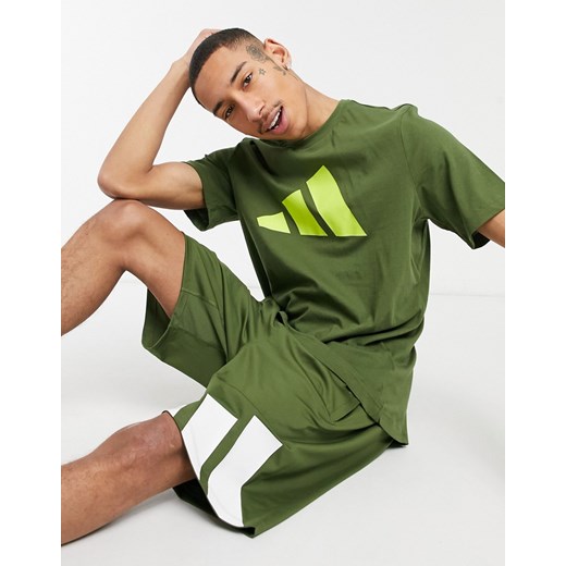 adidas – Training – T-shirt w kolorze khaki z logo z 3 paskami-Zielony XXL Asos Poland