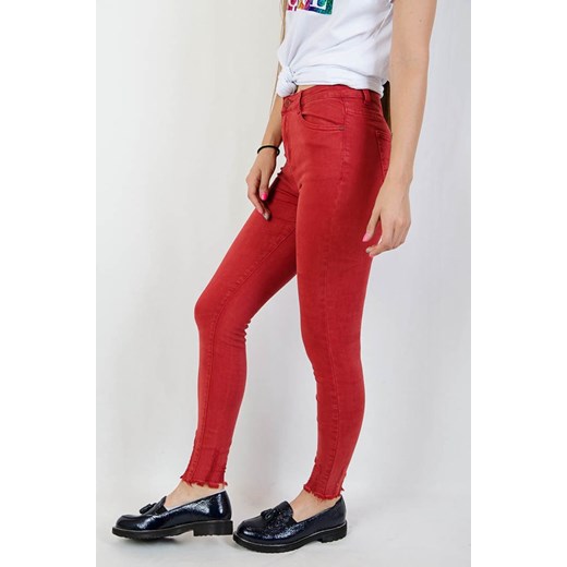 Czerwone spodnie jeansowe z szarpaniami na dole nogawki Olika S olika.com.pl