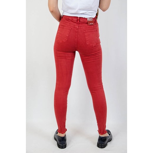 Czerwone spodnie jeansowe z szarpaniami na dole nogawki Olika S olika.com.pl