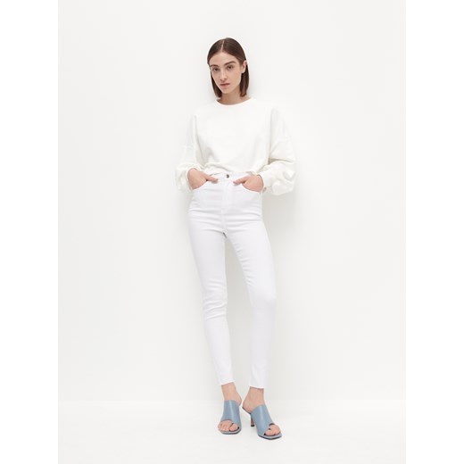 Jeansy damskie Reserved białe w miejskim stylu 