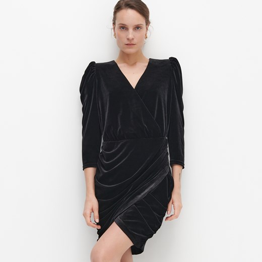 Reserved - Welurowa sukienka z dekoltem - Czarny Reserved 42 Reserved okazja