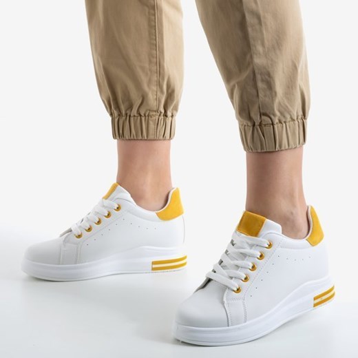 Białe buty sportowe na krytym koturnie z żółtymi wstawkami Sliomenea - Obuwie Royalfashion.pl 39 royalfashion.pl