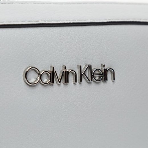 Listonoszka Calvin Klein bez dodatków elegancka na ramię 