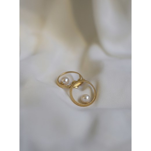 Srebrne pozłacane okrągłe szczotkowane kolczyki  z naturalną perełą Irbis.style Uniwersalny irbis.style
