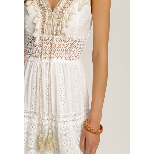 Sukienka Renee z dekoltem v biała trapezowa maxi elegancka 