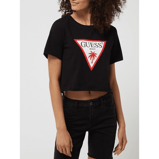 T-shirt o krótkim kroju z nadrukiem z logo Guess XS Peek&Cloppenburg  wyprzedaż
