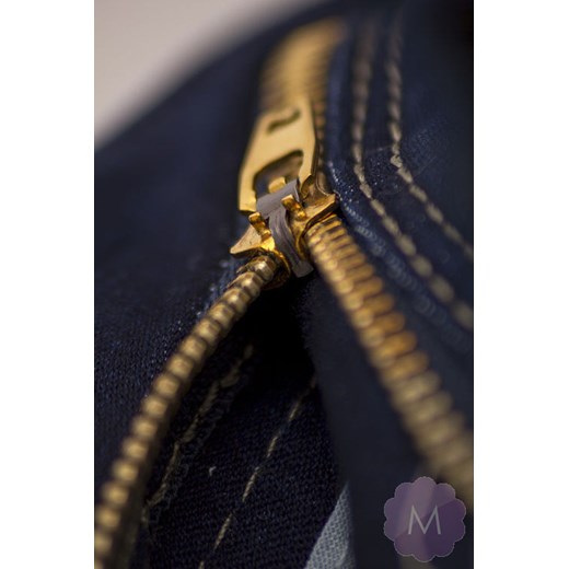Granatowe spodnie jeansowe lekko zwężane z wyższym stanem mercerie-pl czarny Spodnie