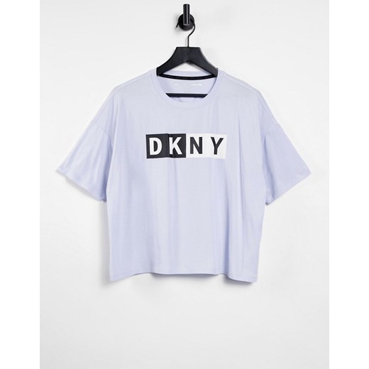 DKNY – Niebieski T-shirt o krótkim fasonie z dwukolorowym nadrukiem M Asos Poland